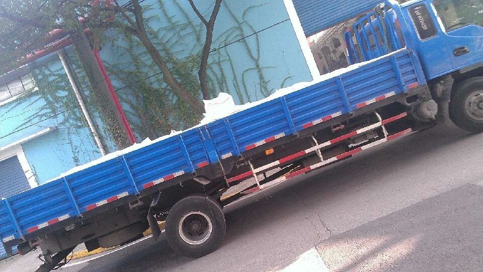 送貨司機(jī)抵達(dá)過橋板使用車間